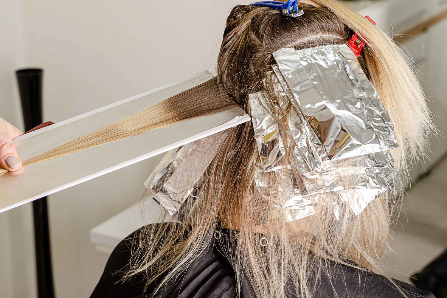 Capelli danneggiati dalla decolorazione: cause, effetti e rimedi professionali (da fare anche a casa)